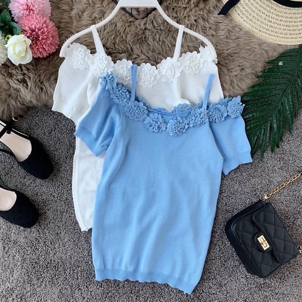 Bluză de damă cu mâneci scurte și flori în trei culori