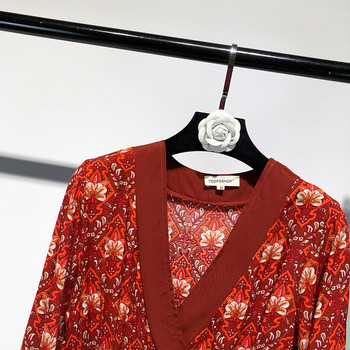 Rochie cu decolteu în V adânc și mâneci lungi în roșu cu model