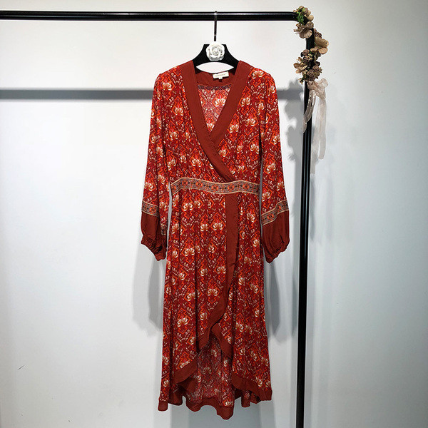 Rochie cu decolteu în V adânc și mâneci lungi în roșu cu model