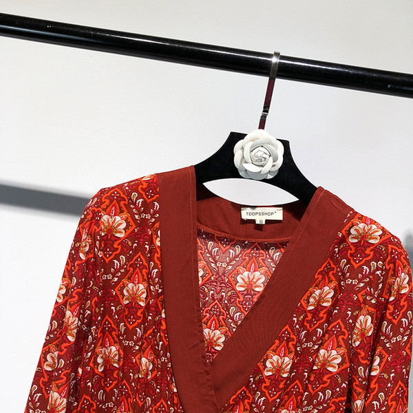 Rochie cu decolteu în V adânc și mâneci lungi în roșu cu model