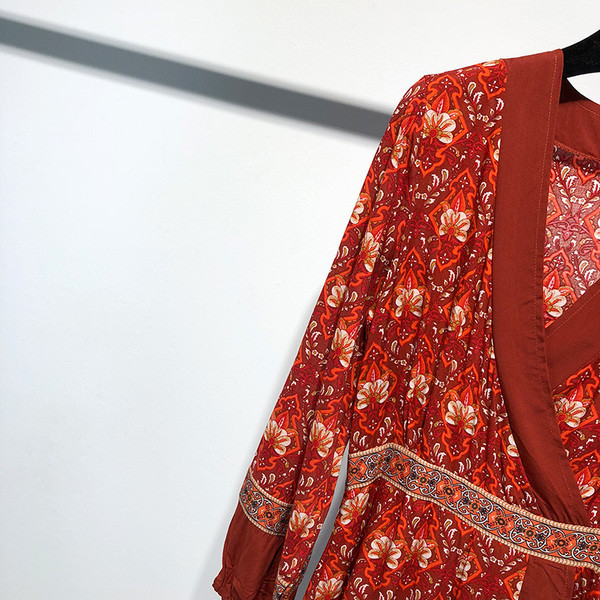 Rochie cu decolteu în V adânc și mâneci lungi în roșu cu model