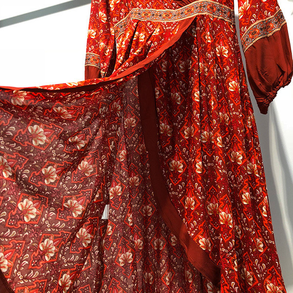 Rochie cu decolteu în V adânc și mâneci lungi în roșu cu model