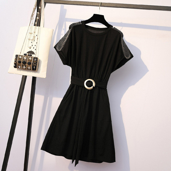 Model modern de rochie de dama cu curea neagra