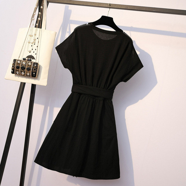 Model modern de rochie de dama cu curea neagra