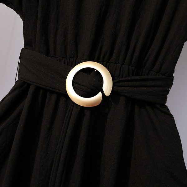 Model modern de rochie de dama cu curea neagra