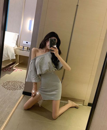 Rochie modernă de damă în negru și gri cu mâneci căzute