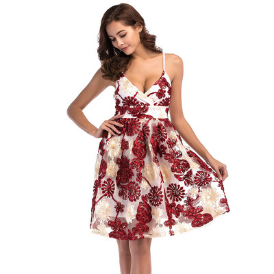 Rochie scurtă de damă elegantă, cu bretele subțiri, de culoare roșie