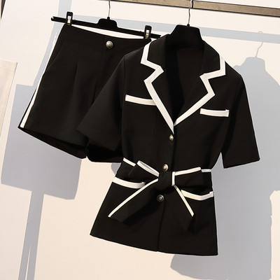 Κομψό γυναικείο σετ σε μαύρο σακάκι και σορτς