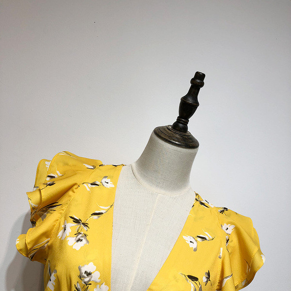 Rochie cu decolteu în V adânc și mâneci scurte lotus, de culoare galbenă