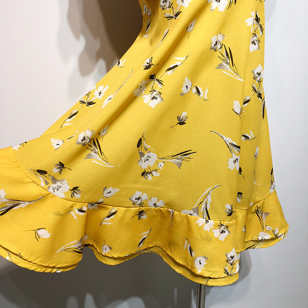 Rochie cu decolteu în V adânc și mâneci scurte lotus, de culoare galbenă