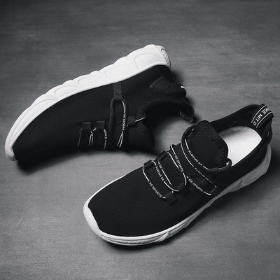 Tenisi actuali pentru bărbați în alb-negru