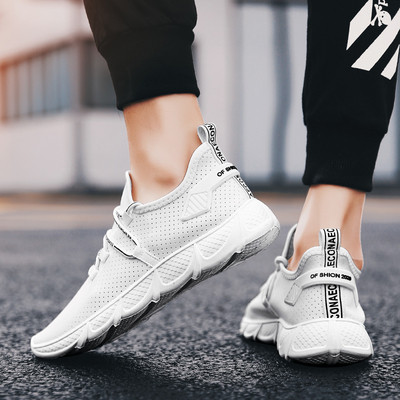 Tenisi actuali pentru bărbați în alb-negru