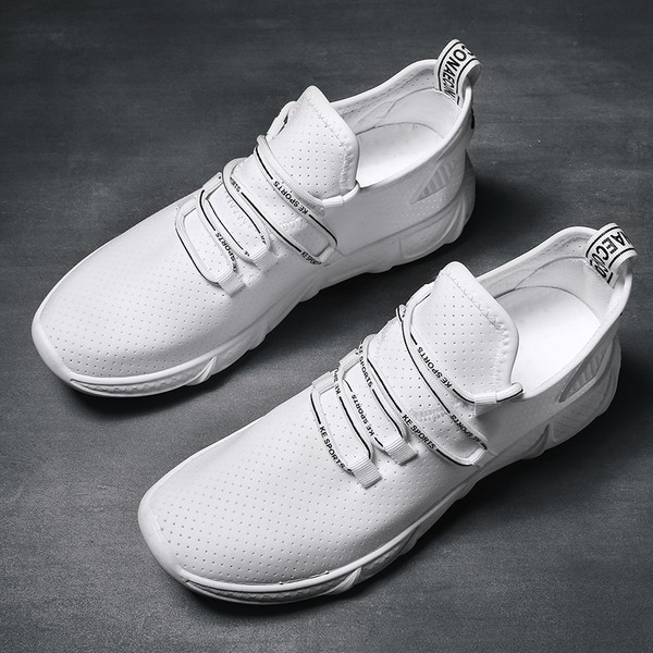 Tenisi actuali pentru bărbați în alb-negru