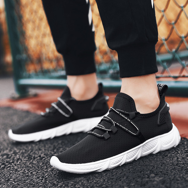 Tenisi actuali pentru bărbați în alb-negru