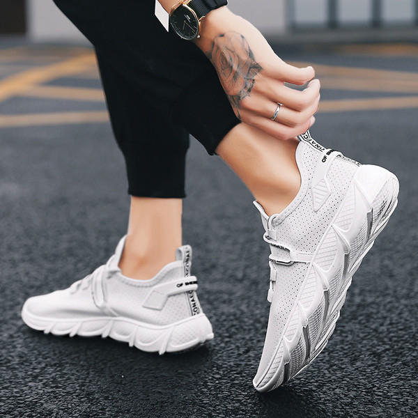 Tenisi actuali pentru bărbați în alb-negru