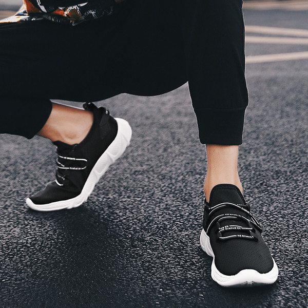 Tenisi actuali pentru bărbați în alb-negru