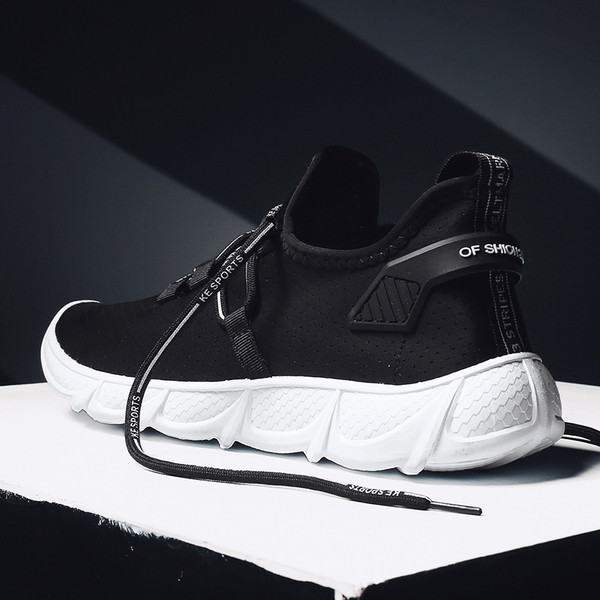 Tenisi actuali pentru bărbați în alb-negru