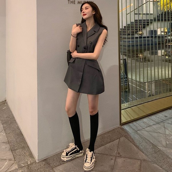 Rochie actuală de damă în doi veterinari cu decolteu în V