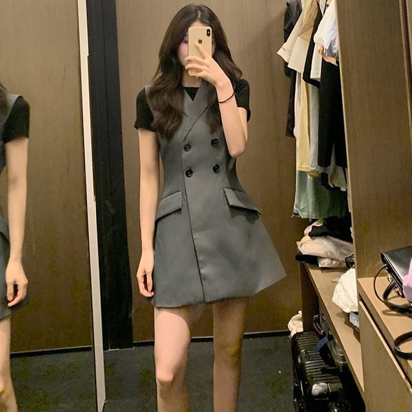 Rochie actuală de damă în doi veterinari cu decolteu în V