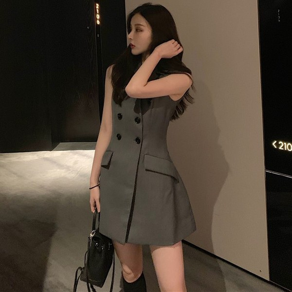 Rochie actuală de damă în doi veterinari cu decolteu în V