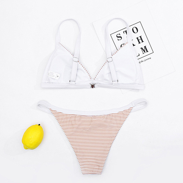 Costum de baie cu dungi din două piese cu top triunghiular