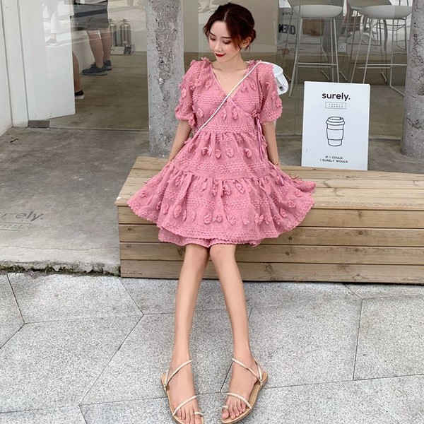 Rochie de damă modernă, de culoare roz, cu decolteu în V