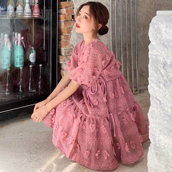 Rochie de damă modernă, de culoare roz, cu decolteu în V