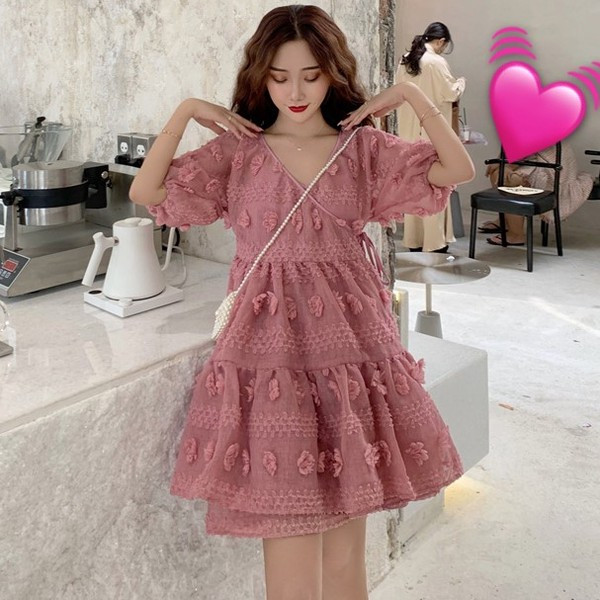 Rochie de damă modernă, de culoare roz, cu decolteu în V