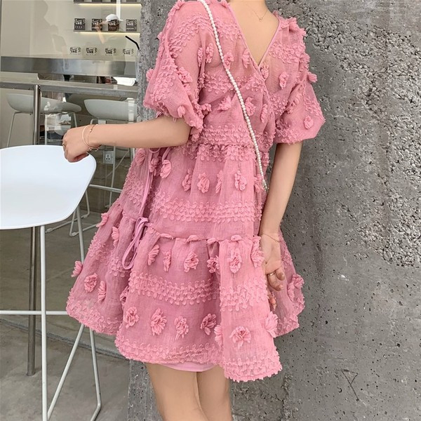 Rochie de damă modernă, de culoare roz, cu decolteu în V