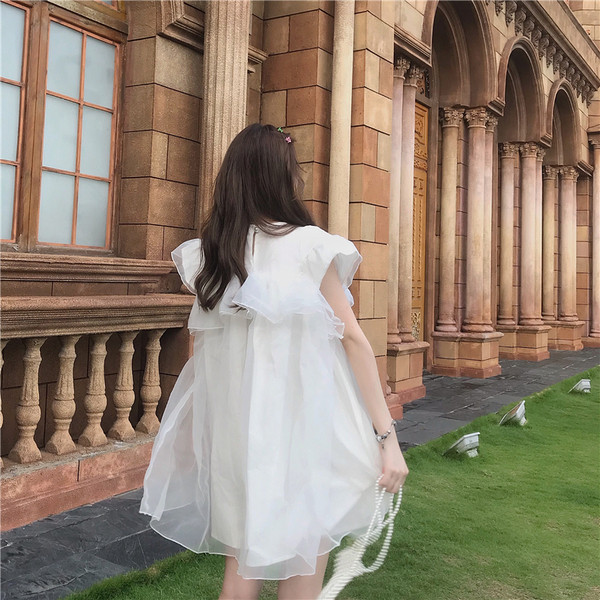 Rochie elegantă de damă în alb cu tul