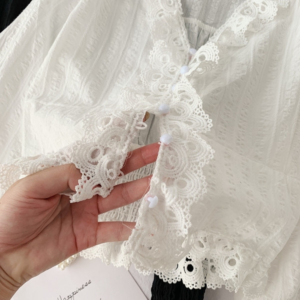 Cămașă elegantă de damă cu decolteu în V în alb-negru