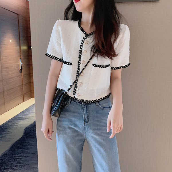 Bluză de damă modernă în alb cu mâneci scurte