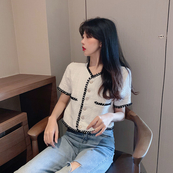 Bluză de damă modernă în alb cu mâneci scurte