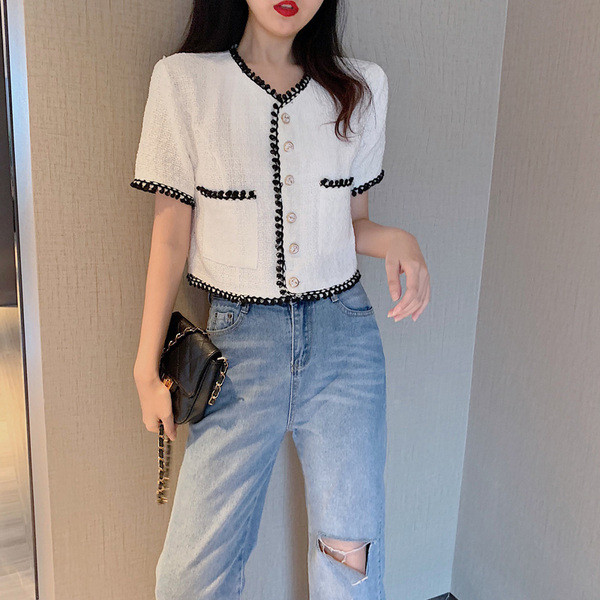 Bluză de damă modernă în alb cu mâneci scurte