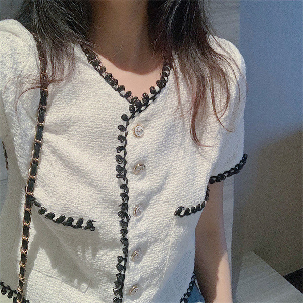 Bluză de damă modernă în alb cu mâneci scurte