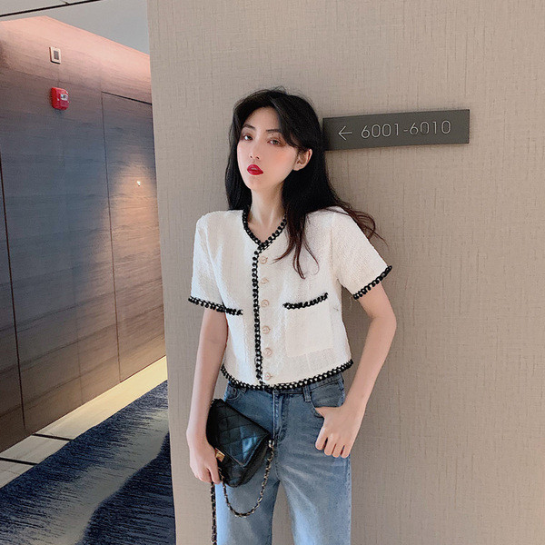 Bluză de damă modernă în alb cu mâneci scurte