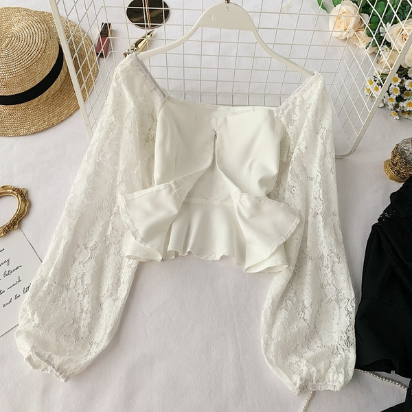 Bluză de damă elegantă cu mâneci din dantelă în alb-negru