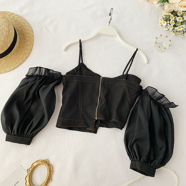 Bluză scurtă de damă cu mâneci căzute în alb și negru