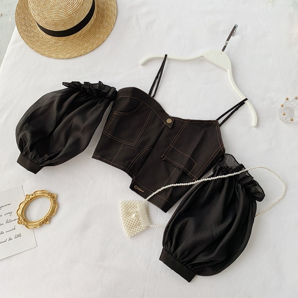 Bluză scurtă de damă cu mâneci căzute în alb și negru