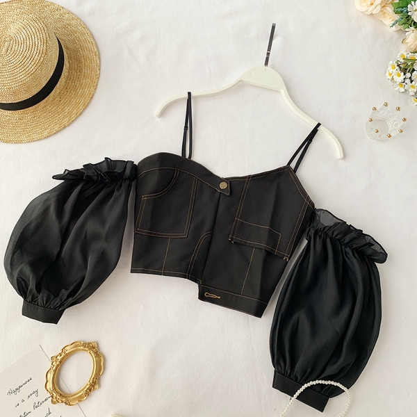 Bluză scurtă de damă cu mâneci căzute în alb și negru