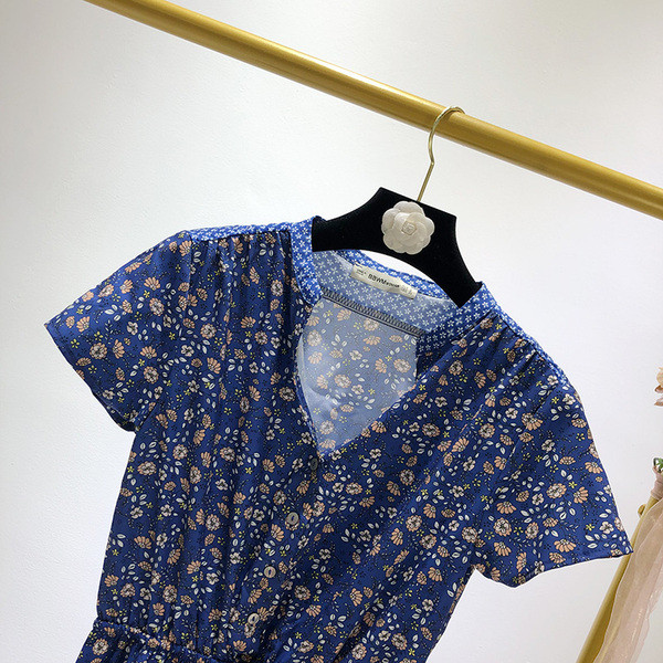 Rochie scurta cu decolteu in V in albastru cu model floral