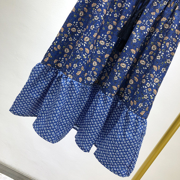 Rochie scurta cu decolteu in V in albastru cu model floral