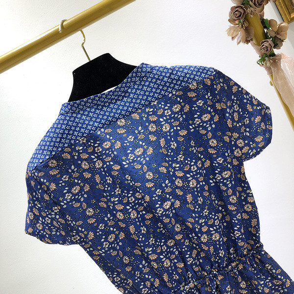 Rochie scurta cu decolteu in V in albastru cu model floral