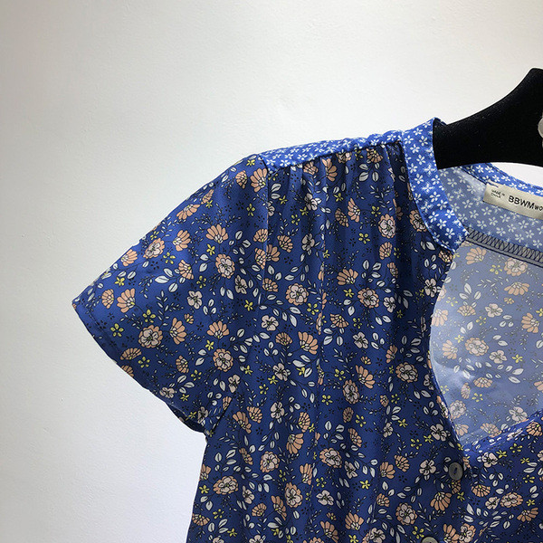 Rochie scurta cu decolteu in V in albastru cu model floral