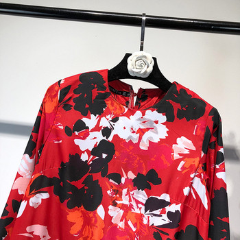 Rochie de dama cu decolteu oval in rosu cu model floral