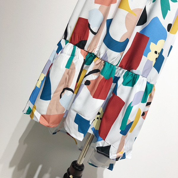 Rochie cu decolteu pătrat și bretele în alb cu model colorat