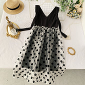 Rochie de damă cu buline și decolteu în V