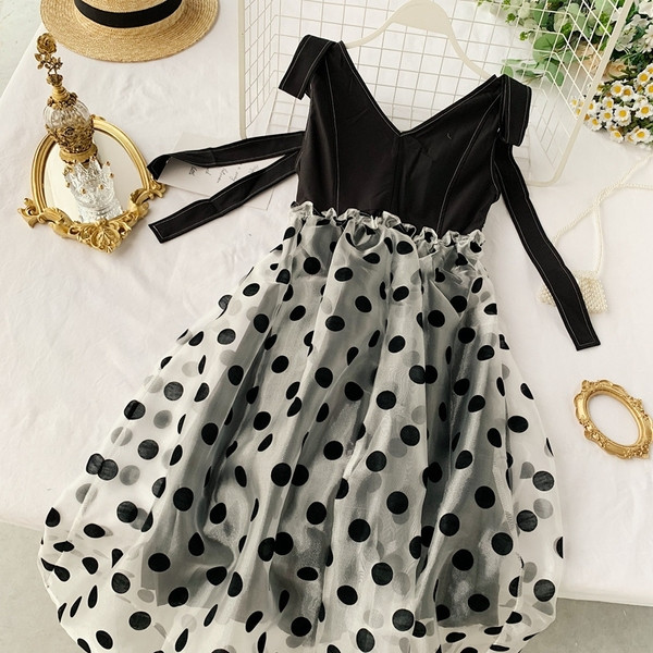 Rochie de damă cu buline și decolteu în V