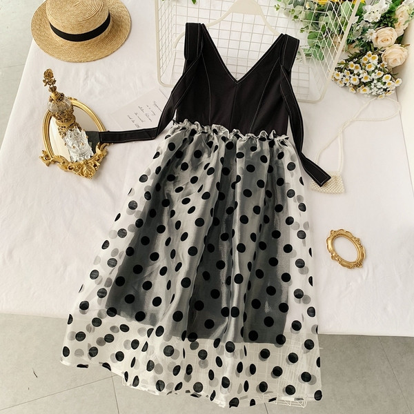 Rochie de damă cu buline și decolteu în V