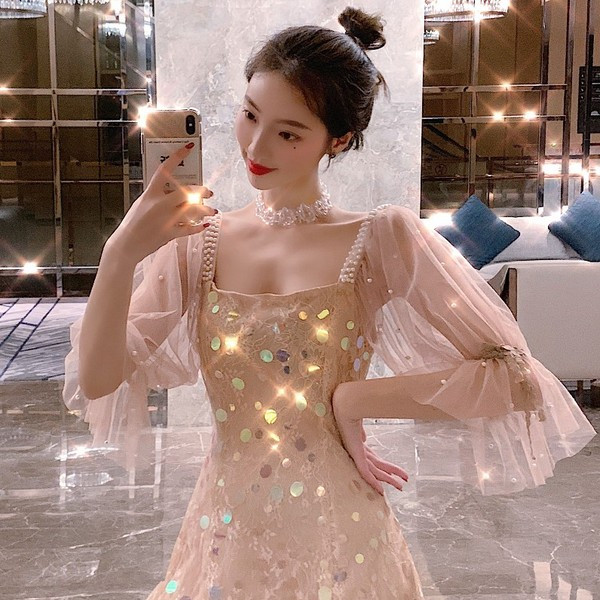 Rochie moderna de dama cu perle decorative de culoare deschisa